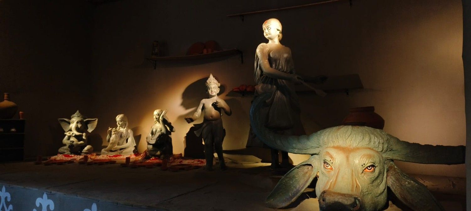 যে ভাবে মাটির বাড়ি, ঘর, দোকান প্রভৃতি নির্মাণ করা হয়, মাটির প্রতিমা তৈরি করা হয়ে, একে বারে সেই পদ্ধতিতেই গোটা পুজোমণ্ডপ গড়ে তোলা হয়েছে।