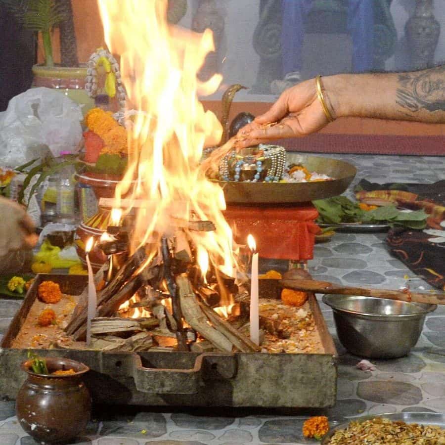 নবমীর দিন হোম করা হয়। সেই ছাই একটু বাড়ি এনে ঘরের যে কোনও পবিত্র স্থানে রেখে দিন। এতে বাস্তুদোষ কেটে যায়। 