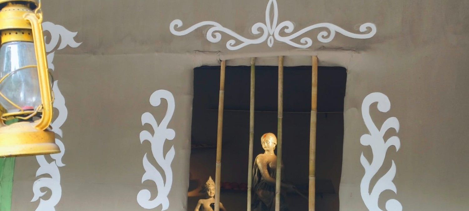 মণ্ডপ নির্মাণ করতে মূলত মাটি ও খড় ব্যবহার করা হয়েছে। সেইসঙ্গে, প্রয়োজন মতো বাঁশ ও কাঠ নিয়েও কাজ করা হয়েছে। 