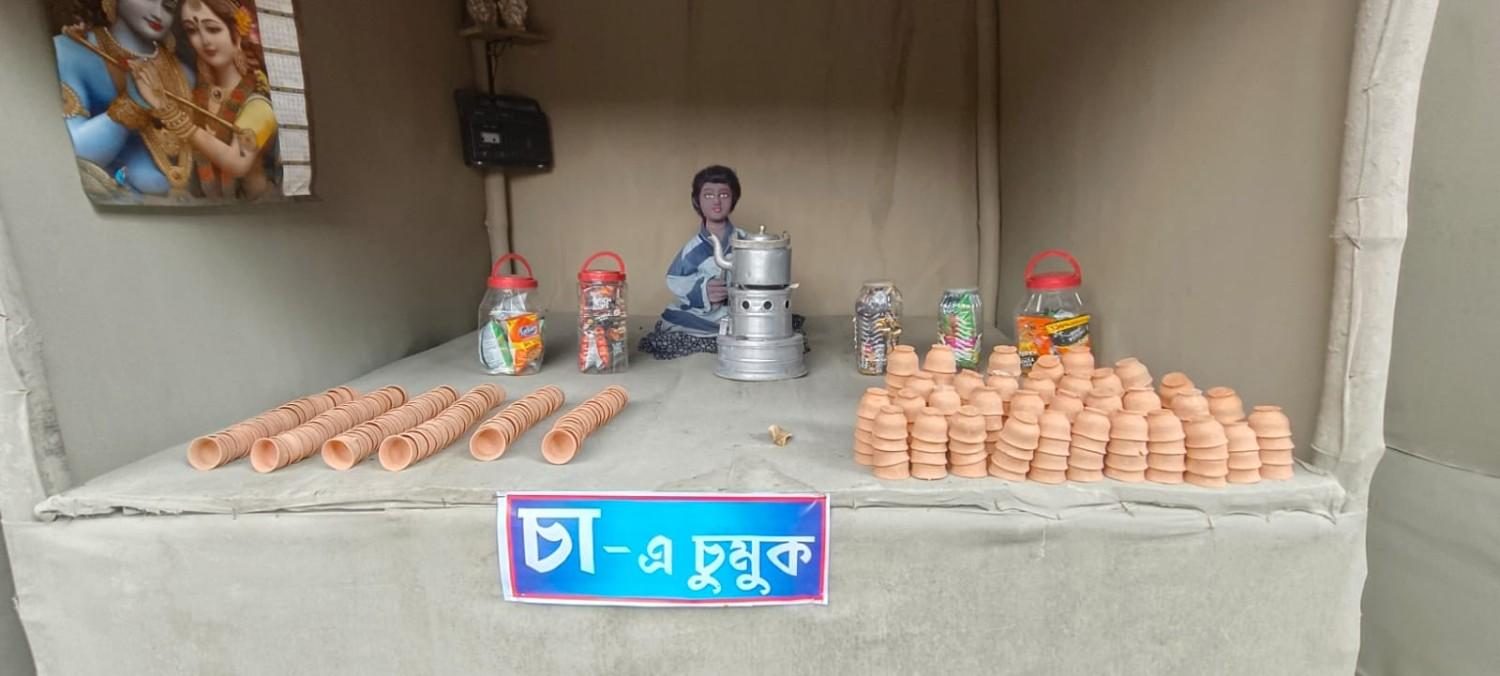 সেই সজ্জায় দেখা যাবে মাটির তৈরি নানা মূর্তিও। যার মধ্যে অন্যতম - চা বিক্রেতা, মৃৎশিল্পী প্রভৃতি। মাটির বাসনবোঝাই গাড়িও দেখা যাবে মণ্ডপ চত্বরে।