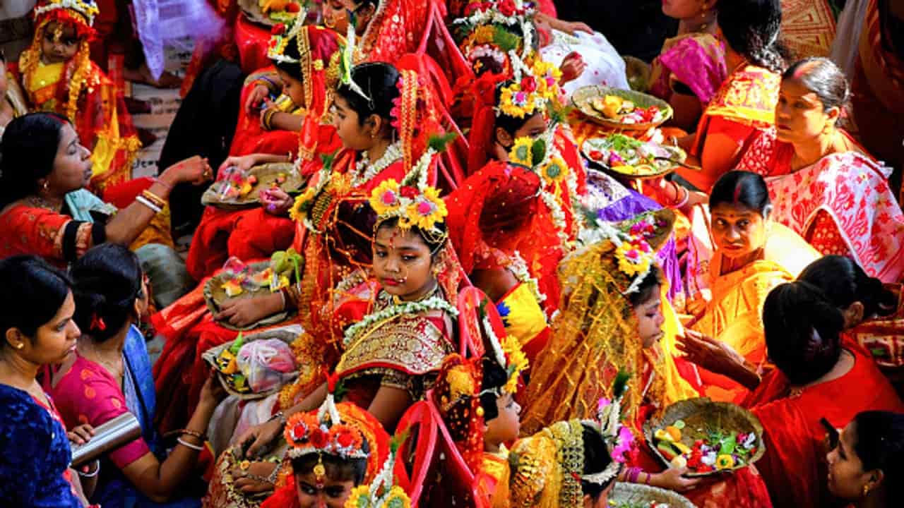 নবমীর দিন ৯ জন কুমারীকে বাড়িতে বসে ভোজ খাওয়ানো অত্যন্ত শুভ বলে মনে করা হয়। (‘আনন্দ উৎসব ২০২৫’-এর সাফল্যের নেপথ্যে রয়েছেন একাধিক সহযোগী। প্রেজ়েন্টিং পার্টনার ‘মারুতি সুজ়ুকি অ্যারেনা’। অন্যান্য সহযোগীরা হলেন ওয়েডিং পার্টনার ‘এবিপি ওয়ানস্টপ ওয়েডিং’, ফ্যাশন পার্টনার ‘কসমো বাজ়ার’, নলেজ পার্টনার ‘টেকনো ইন্ডিয়া ইউনিভার্সিটি’, ব্যাঙ্কিং পার্টনার ‘ইউনিয়ন ব্যাঙ্ক অফ ইন্ডিয়া’, কমফোর্ট পার্টনার ‘কার্লন’)। (এই প্রতিবেদনটি ‘আনন্দ উৎসব’ ফিচারের একটি অংশ)।