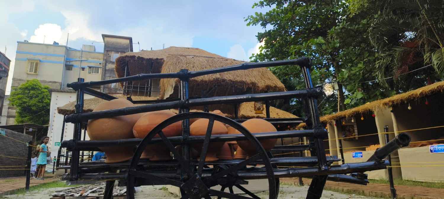 স্বয়ং দেবী দুর্গা ও তাঁর চার সন্তানকেও গ্রাম্য বাঙালি পরিবারের সদস্য হিসাবে উপস্থাপিত করা হয়েছে। যেখানে মাতৃরূপী অন্নপূর্ণার দর্শন পাওয়া যাবে।   ‘আনন্দ উৎসব ২০২৫’-এর সাফল্যের নেপথ্যে রয়েছেন একাধিক সহযোগী। প্রেজ়েন্টিং পার্টনার ‘মারুতি সুজ়ুকি অ্যারেনা’। অন্যান্য সহযোগীরা হলেন ওয়েডিং পার্টনার ‘এবিপি ওয়ানস্টপ ওয়েডিং’, ফ্যাশন পার্টনার ‘কসমো বাজ়ার’, নলেজ পার্টনার ‘টেকনো ইন্ডিয়া ইউনিভার্সিটি’, ব্যাঙ্কিং পার্টনার ‘ইউনিয়ন ব্যাঙ্ক অফ ইন্ডিয়া’, কমফোর্ট পার্টনার ‘কার্লন’। (এই প্রতিবেদনটি ‘আনন্দ উৎসব’ ফিচারের একটি অংশ।)