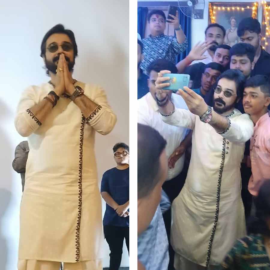 ‘বিনোদিনী’ থিয়েটারে অনুরাগীদের সঙ্গে বিশেষ মুহূর্তে প্রসেনজিৎ। 