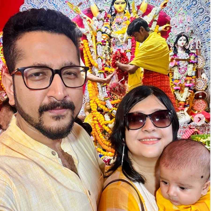 Parambrata Chattopadhyay Celebrates Durga Puja With son and wife Piya Chakraborty dgtl