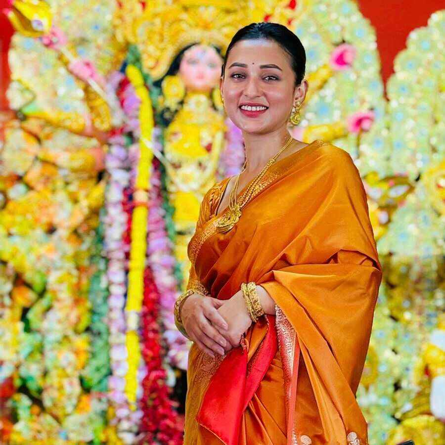 Mimi Chakraborty Did Ashtami Puja At Her Residence dgtl