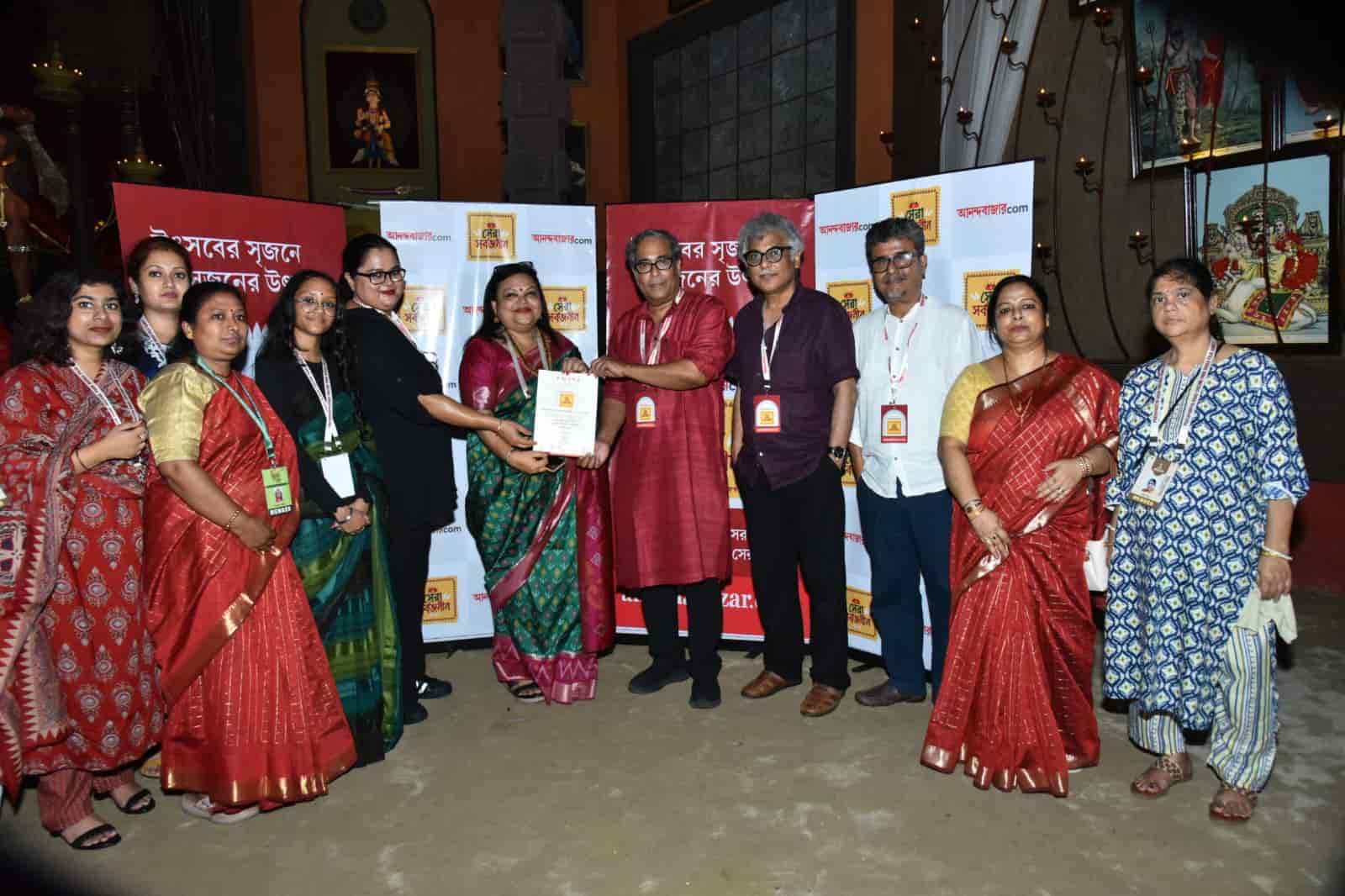 প্রতাপাদিত্য রোড ত্রিকোণ পার্কের পুজোও নজর কেড়েছে এই বছর। 