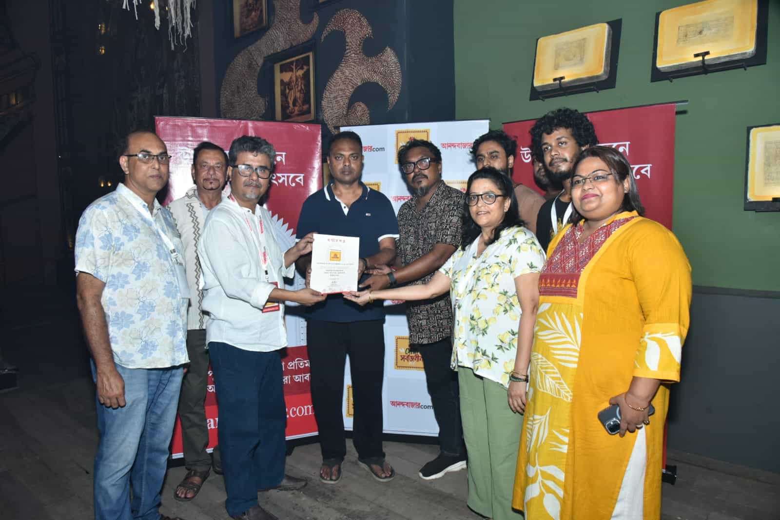 বেহালা ইয়ং মেন্সের মণ্ডপ থেকে প্রতিমা সবই তাক লাগিয়েছে। 