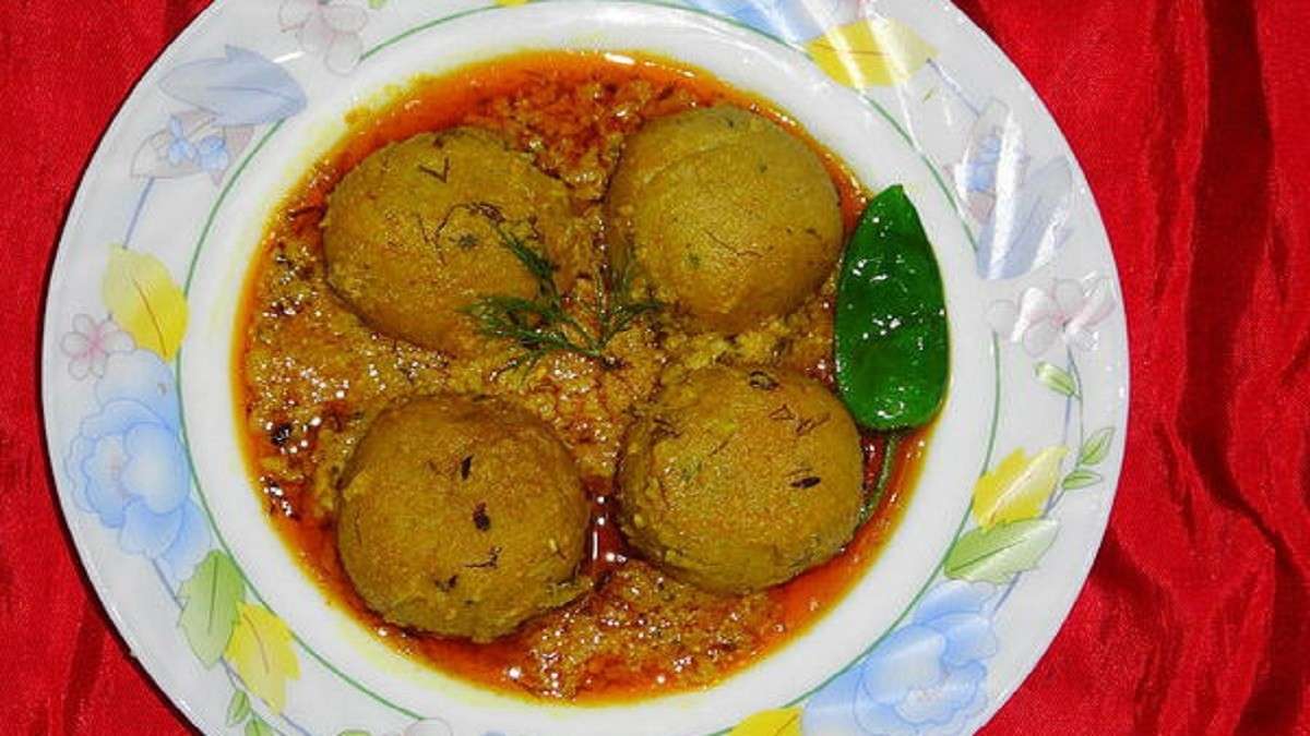 একটি পাত্রে জল গরম করে সামান্য নুন দিন। জল ফুটলে সাবধানে মুইঠ্যাগুলি জলে ছেড়ে দিন। ৭-১০ মিনিট সেদ্ধ করুন। জলের উপরে মুইঠ্যাগুলি ভেসে উঠলেই বুঝবেন সেগুলি তৈরি হয়ে গিয়েছে। এ ভাবে সেদ্ধ করে নিলে মুইঠ্যা আর ভেঙে যায় না।