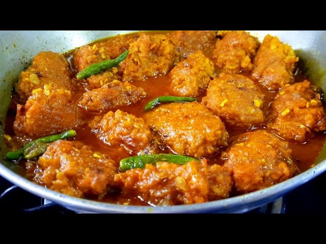 সেদ্ধ মুইঠ্যা জল থেকে তুলে পুরোপুরি ঠান্ডা করুন। এ বার কড়ায় সর্ষের তেল গরম করে মুইঠ্যাগুলি মাঝারি আঁচে হালকা সোনালি করে ভেজে নিন। এটি মুইঠ্যার স্বাদ বাড়ায় ও কাঠামো আরও দৃঢ় করে।