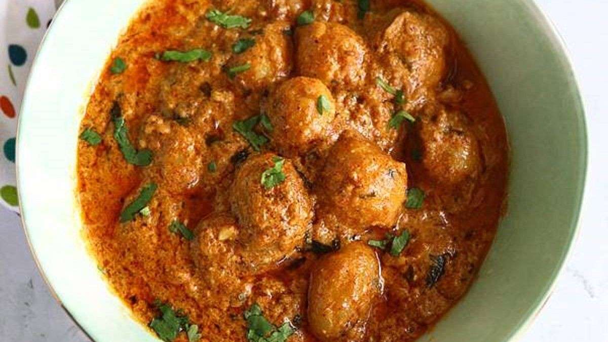 মশলা কষানো হয়ে গেলে গরম জল দিন। আপনি চাইলে এই সময়ে নারকেলের দুধ দিয়ে মুইঠ্যার মালাইকারিও করতে পারেন। ঝোল ফুটে উঠলে ভেজে রাখা মুইঠ্যাগুলি সাবধানে ঝোলে ছেড়ে দিন। মৃদু আঁচে ৫ মিনিট রান্না করুন। সবশেষে সামান্য গরম মশলার গুঁড়ো ও ঘি ছড়িয়ে দিন। 