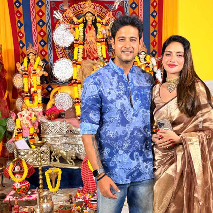 অষ্টমীতে যশ, নুসরতের বিশেষ ছবি।