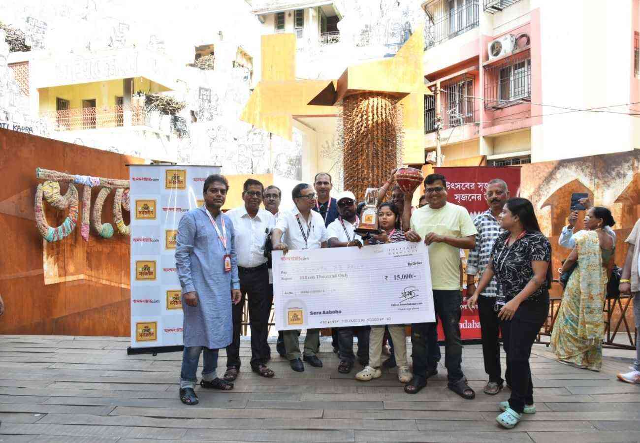 তালিকার প্রথমেই বেলেঘাটা ৩৩ পল্লীর নাম। ‘সেরা আবহ’র নিরিখে বিজয়ী তকমা ছিনিয়ে নিল এই পুজো।   