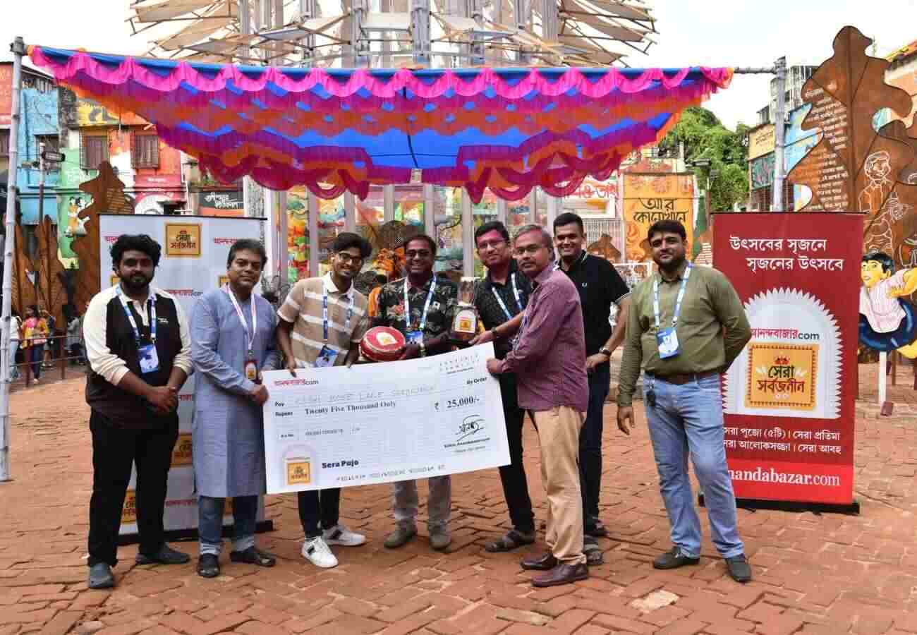 পুজোর মুখে ভারী বৃষ্টির দাপটে কাশী বোস লেন দৃশ্য হতাশ করেছিল সকলকে। কিন্তু তাতে কী! ‘সেরা পুজো’র শিরোপা ঠিকই ছিনিয়ে নিল সে। 