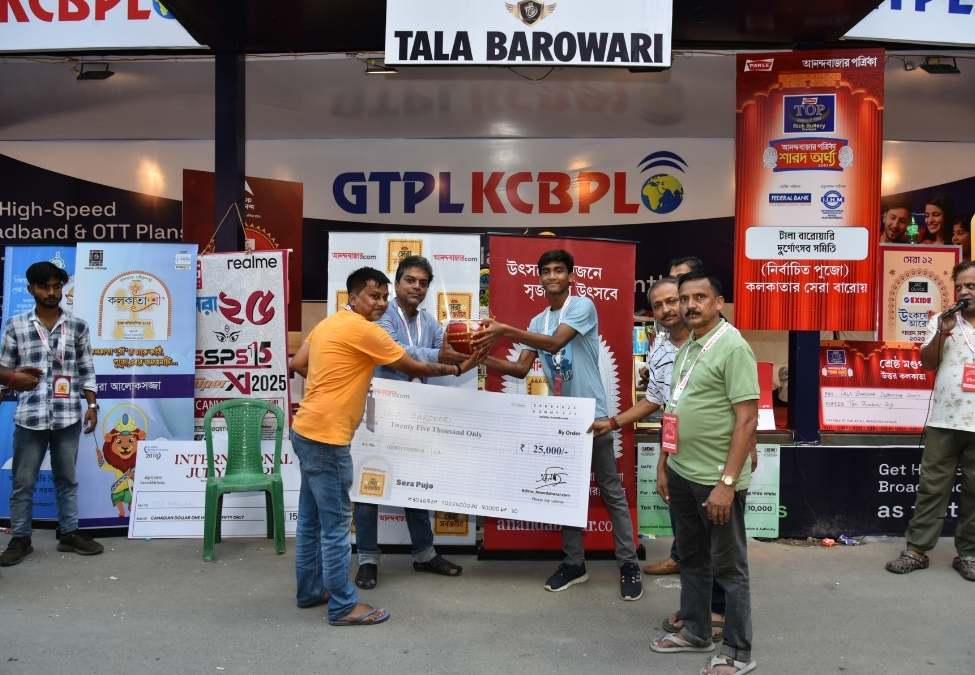 কাশী বোসের সঙ্গেই এই তালিকায় জায়গা করে নিয়েছে টালা বারোয়ারির পুজো। 