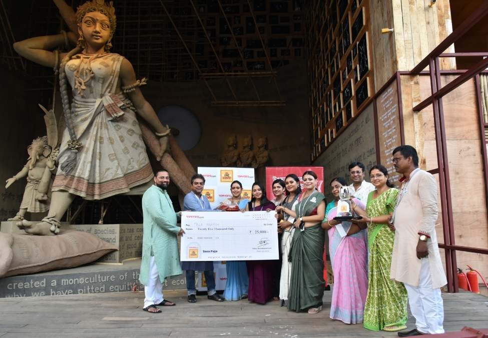  একই ভাবে নজর কেড়েছে টালা প্রত্যয়ের পুজো। 