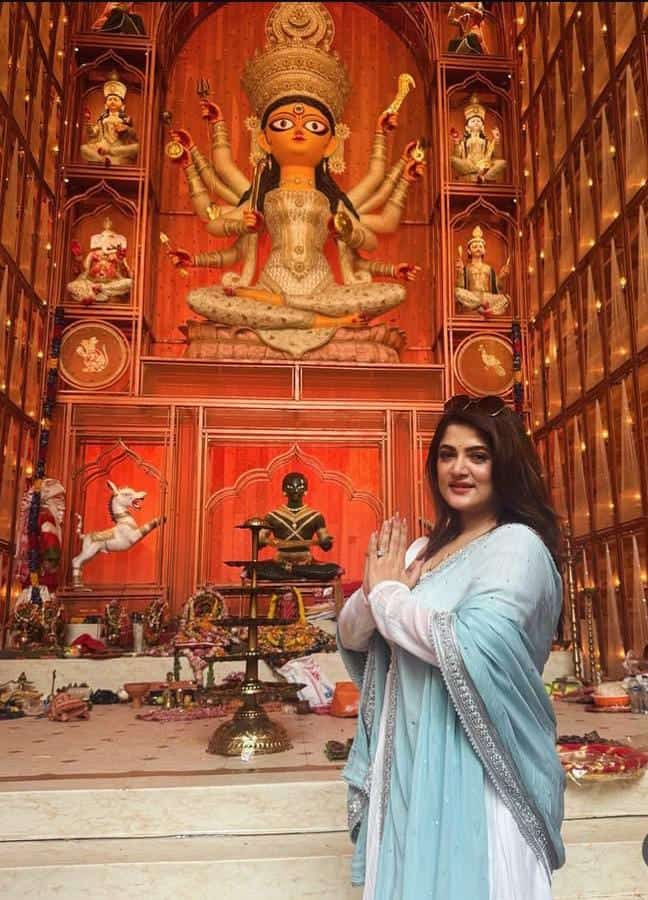 ২। অষ্টমীতে জমকালো পোশাক নয়, বরং পরিমিত সাজেই দ্যুতি ছড়ালেন শ্রাবন্তী চট্টোপাধ্যায়। নজর কাড়ল ঠোঁটের কোণে লেগে থাকা শ্রাবন্তীসুলভ সেই হাসি। 