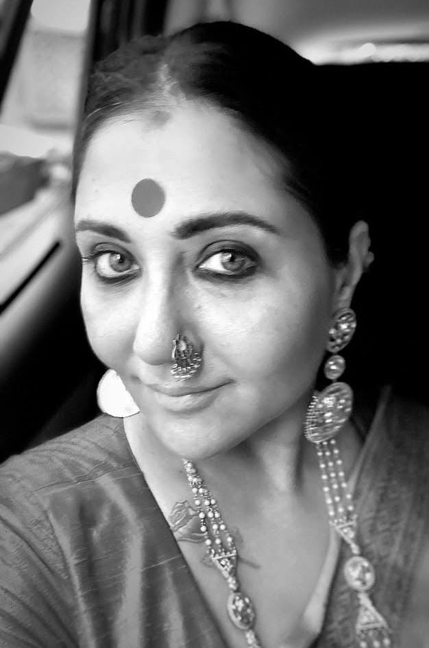 ৩। স্বস্তিকা মুখোপাধ্যায় ধরা দিলেন সাদা-কালোতেই। কপালে বড় টিপ, দু’চোখ ভরা কাজল ও সামান্য অলঙ্কারেই অপরূপা তিনি। 