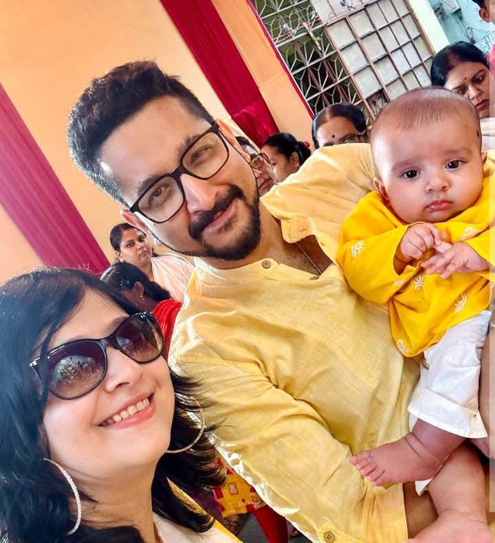 ৬। বয়স একের চৌহদ্দিও পেরোয়নি। তবুও পুজোর দিনে বাবা-মায়ের সঙ্গে না ঘুরতে বেরোলে হয়! ছেলে নিষাদকে কোলে নিয়েই এ দিন অষ্টমীর অঞ্জলি দিলেন পরমব্রত চট্টোপাধ্যায় ও পিয়া চক্রবর্তী।  