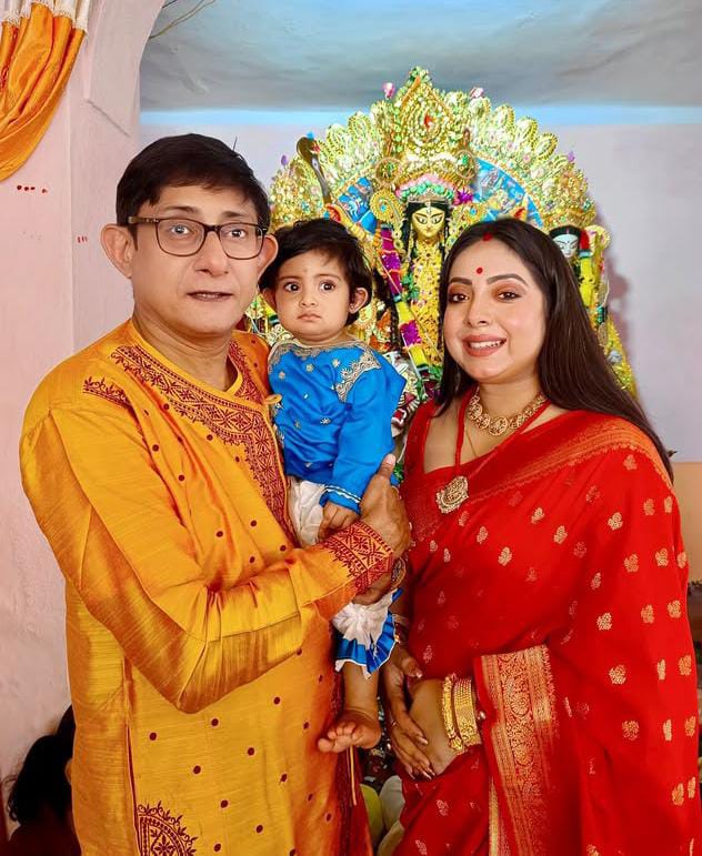 ৭। ছোট্ট কৃষভিরও প্রথম পুজো। বাবা-মা কাঞ্চন মল্লিক ও শ্রীময়ী চট্টরাজের সঙ্গে অঞ্জলি দিল কি একরত্তি? 