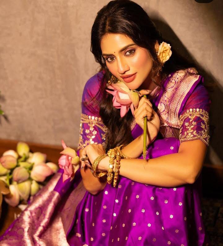 ৮। 'কে তুমি তন্দ্রাহরণী…' পদ্ম হাতে সাবেক সাজে নুসরত জাহানকে দেখে যেন এই কথাই বলছে নেটপাড়া। 