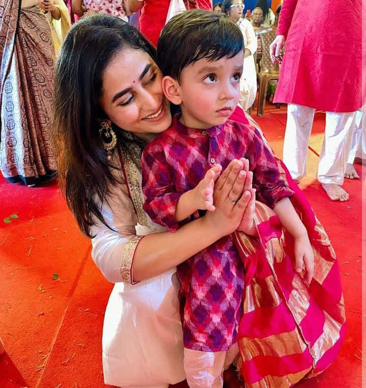 ৯। দুর্গা ঠাকুরের কাছে হাতজোড় ছোট্ট ধীরের। আগলে রয়েছেন মা ঋদ্ধিমা ঘোষ। দেবীর কাছে কী চাইল খুদে?  