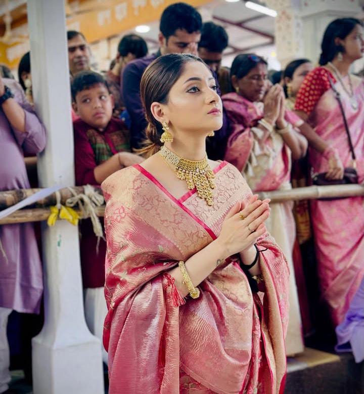 ১২। বাংলাদেশের অভিনেত্রী হলেও এ পারেও বেশ জনপ্রিয়তা পূজা চেরির। শারদীয়ার শুভেচ্ছা পাঠালেন তিনিও। (‘আনন্দ উৎসব ২০২৫’-এর সাফল্যের নেপথ্যে রয়েছেন একাধিক সহযোগী। প্রেজ়েন্টিং পার্টনার ‘মারুতি সুজ়ুকি অ্যারেনা’। অন্যান্য সহযোগীরা হলেন ওয়েডিং পার্টনার ‘এবিপি ওয়ানস্টপ ওয়েডিং’, ফ্যাশন পার্টনার ‘কসমো বাজ়ার’, নলেজ পার্টনার ‘টেকনো ইন্ডিয়া ইউনিভার্সিটি’, ব্যাঙ্কিং পার্টনার ‘ইউনিয়ন ব্যাঙ্ক অফ ইন্ডিয়া’, কমফোর্ট পার্টনার ‘কার্লন’)। ( এই প্রতিবেদনটি ‘আনন্দ উৎসব’ ফিচারের একটি অংশ। )