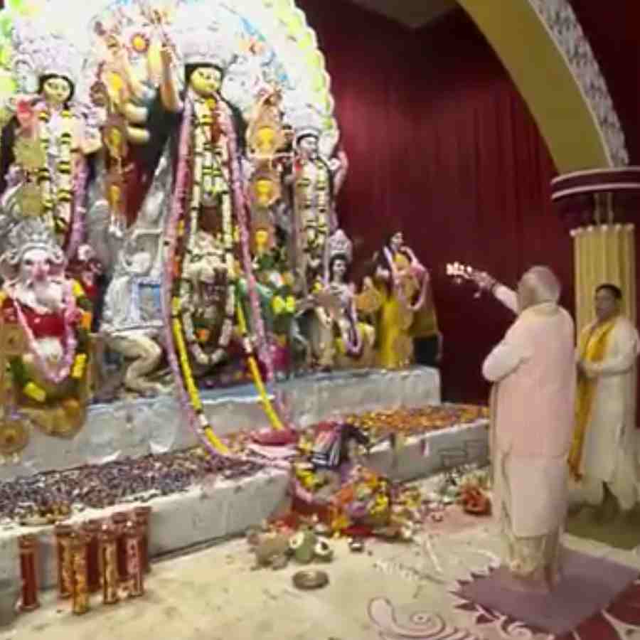 Ahead of Bengal polls Modi visits Delhi’s Bengali area CR Park at Mahashtami night, takes part in prayers, Share photos on Social Media dgtl