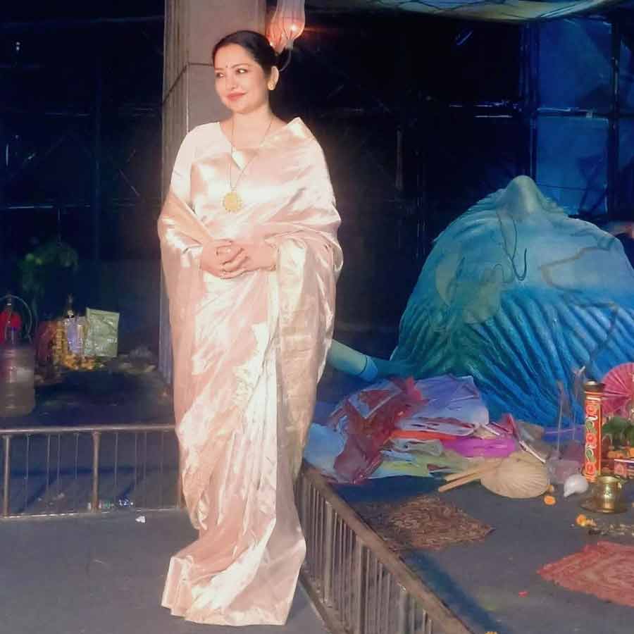 কেন্দুয়া শান্তি সংঘের মণ্ডপে সাংসদ ও অভিনেত্রী জুন মালিয়া। 