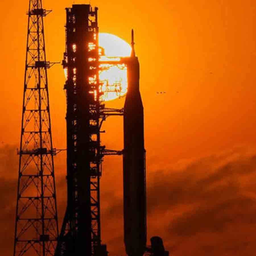 সব ঠিকঠাক চললে চাঁদে প্রথম বার পা দেবে মানুষ।