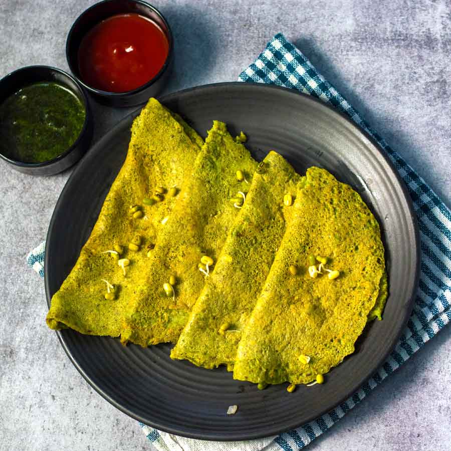 মুগ এবং পালং দিয়ে বানিয়ে ফেলুন চিলা।