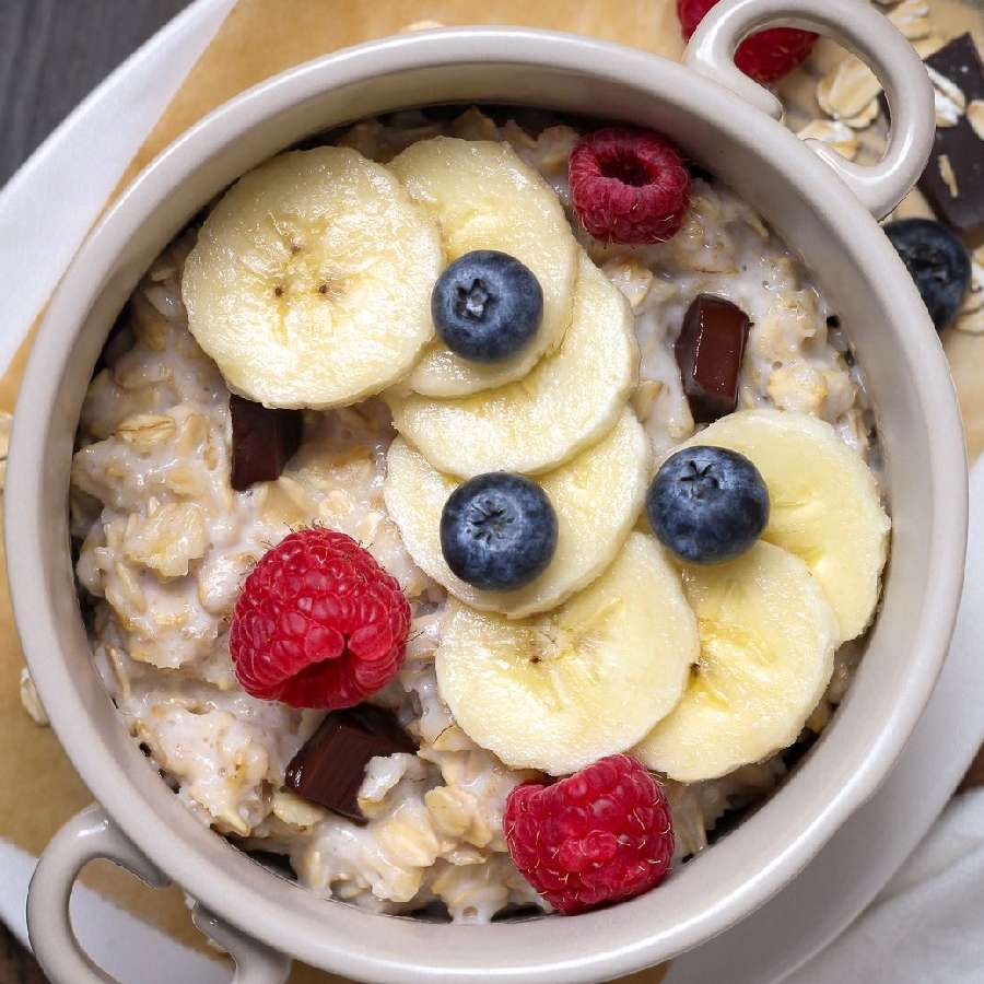 ওট্স খান ফল দিয়ে।