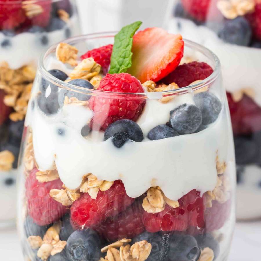 ইয়োগার্ট এবং পছন্দের ফল  এবং দারচিনি গুঁড়ো মিশিয়ে তৈরি করুন প্রাতরাশ।