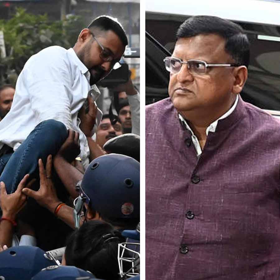 (বাঁ দিকে) সিইও দফতরের সামনে বিক্ষোভ। রাজ্যের মুখ্য নির্বাচনী আধিকারিক (সিইও) মনোজ আগরওয়াল (ডান দিকে)।