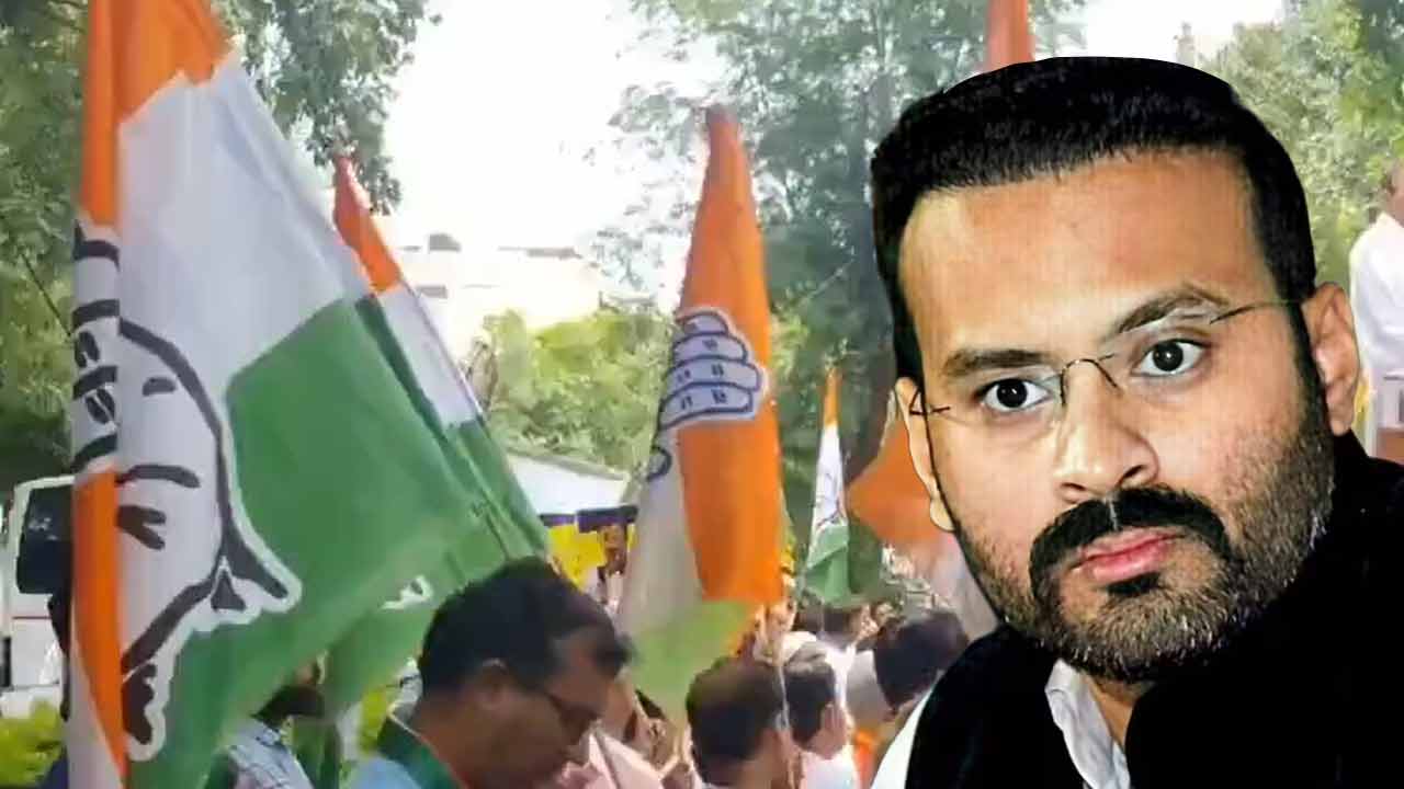 বিধান ভবনের বাইরে বিক্ষোভ। বালিগঞ্জের কংগ্রেস প্রার্থী রোহন মিত্র (ডান দিকে)।