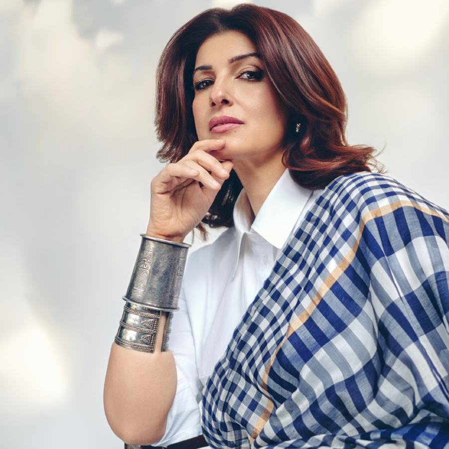 টুইঙ্কলও ৫২ বছরের সীমা পেরিয়ে এসেছেন।