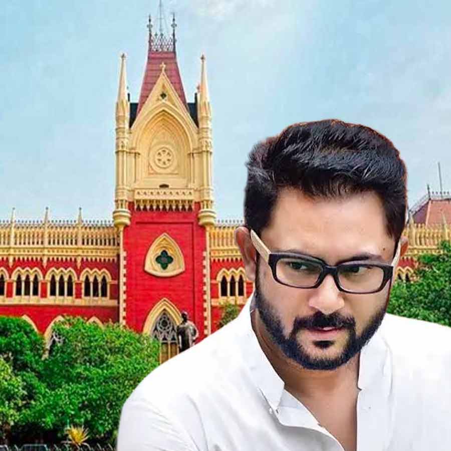 তৃণমূল বিধায়ক অভিনেতা সোহম চক্রবর্তীর বিরুদ্ধে মামলা কলকাতা হাই কোর্টে।