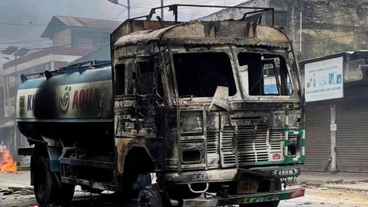 অগ্নিদগ্ধ তেলের ট্যাঙ্কার। ছবি: সংগৃহীত।