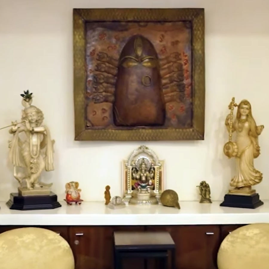 নানা রকম দেব বিগ্রহে সজ্জিত  হেমা মালিনীর বাড়ির অন্দরমহল।