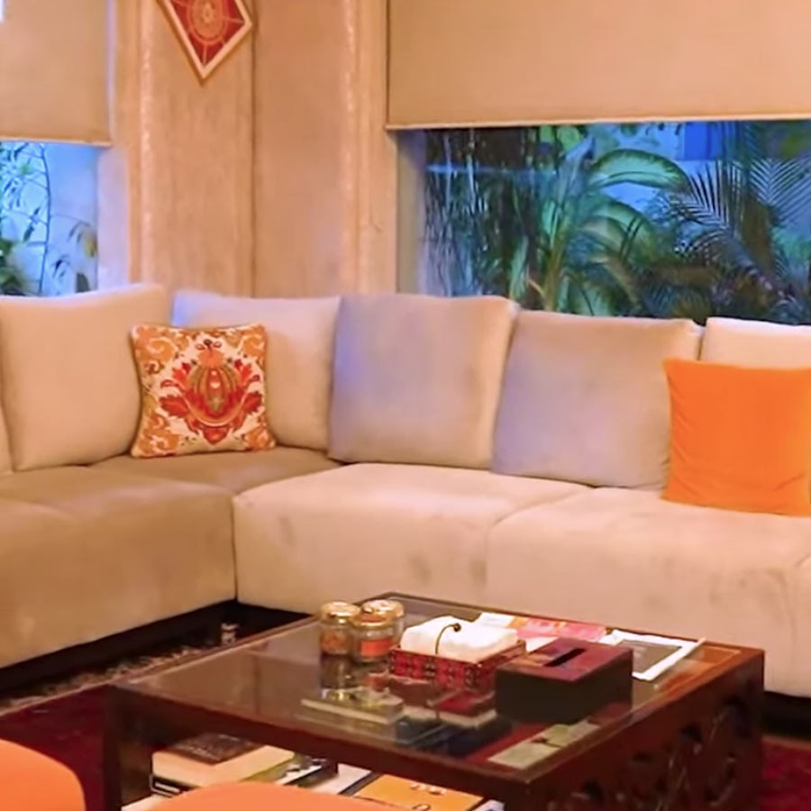 বসার ঘরের একপাশ সজ্জিত সোফায়। সেখানে চোখে পড়বে উজ্জ্বল রঙের কুশন।