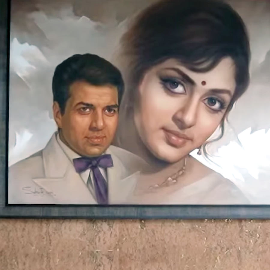 দেওয়ালে সজ্জিত হেমা-ধর্মেন্দ্রর হাতে আঁকা ছবি।