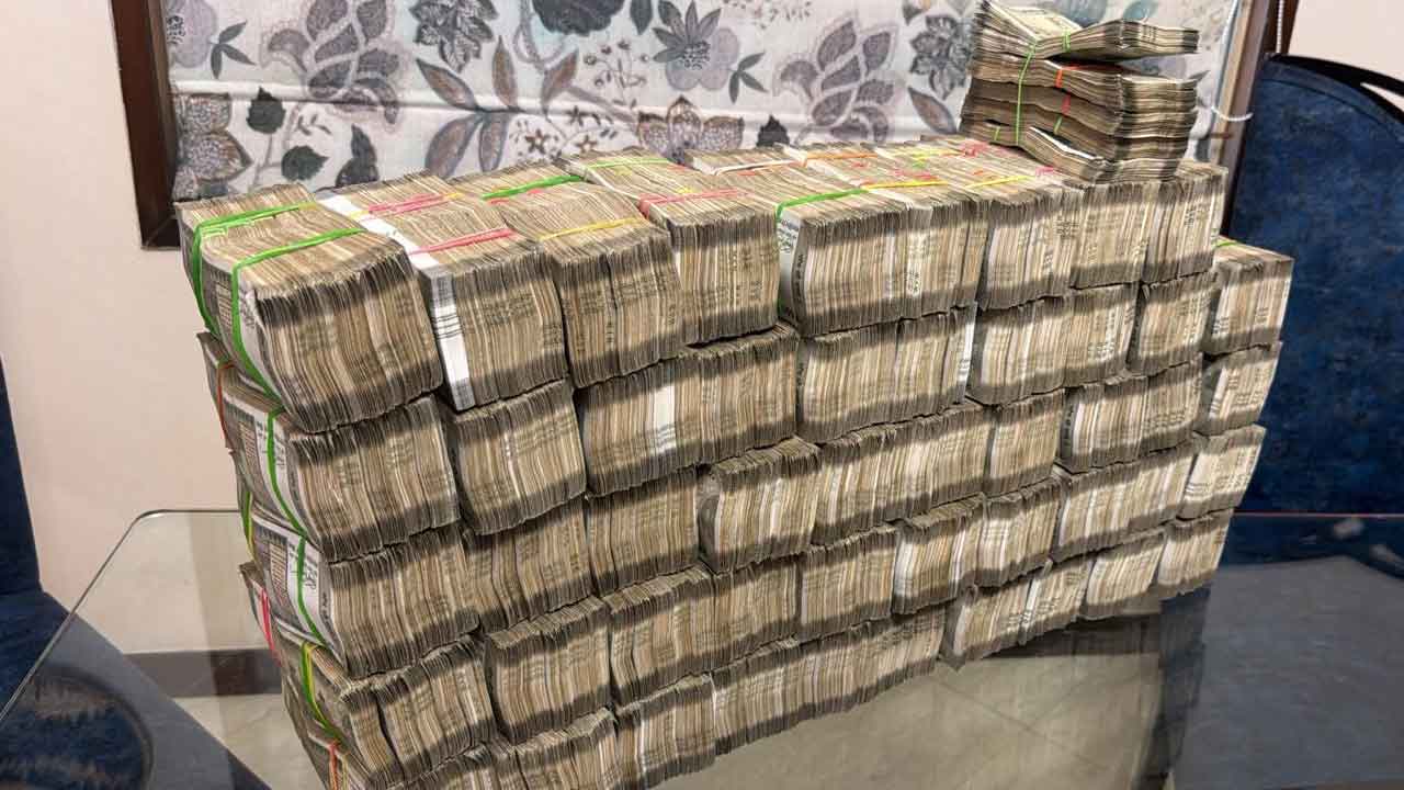 ইডির অভিযানে উদ্ধার টাকা।