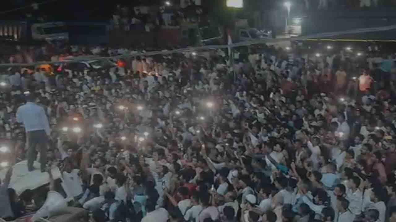 মালদহে ভোটার তালিকা থেকে ‘নাম বাদ পড়ার’ প্রতিবাদে বিক্ষোভ স্থানীয় বাসিন্দাদের।