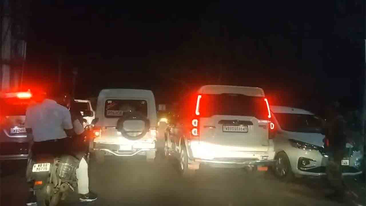 বুধবার বেশি রাতের দিকে পুলিশের গাড়িতে করে উদ্ধার করে নিয়ে যাওয়া হয় বিচারবিভাগীয় আধিকারিকদের।