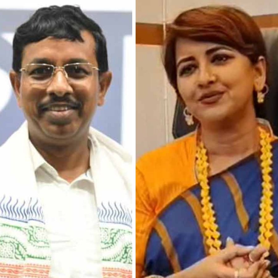 (বাঁ দিকে) তৃণমূল প্রার্থী পবিত্র কর এবং তৃণমূল সাংসদ রচনা বন্দ্যোপাধ্যায় (ডান দিকে)।