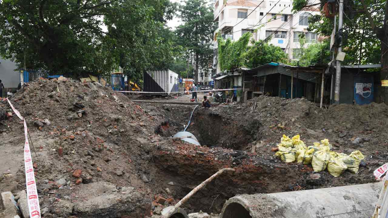 নির্মীয়মাণ: বর্জ্য জল সংগ্রহ, শোধন ও পুনর্ব্যবহারের জন্য নিকাশি ব্যবস্থার পরিকাঠামোকে ঢেলে সাজতে হবে।