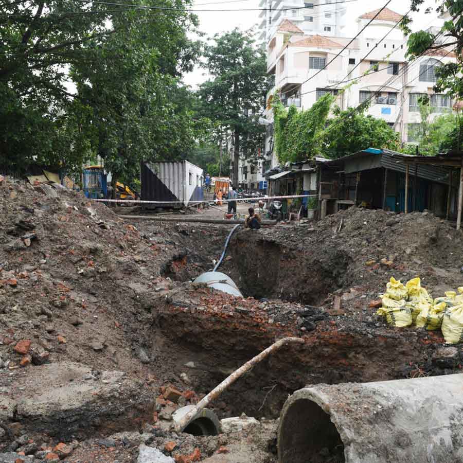 নির্মীয়মাণ: বর্জ্য জল সংগ্রহ, শোধন ও পুনর্ব্যবহারের জন্য নিকাশি ব্যবস্থার পরিকাঠামোকে ঢেলে সাজতে হবে।