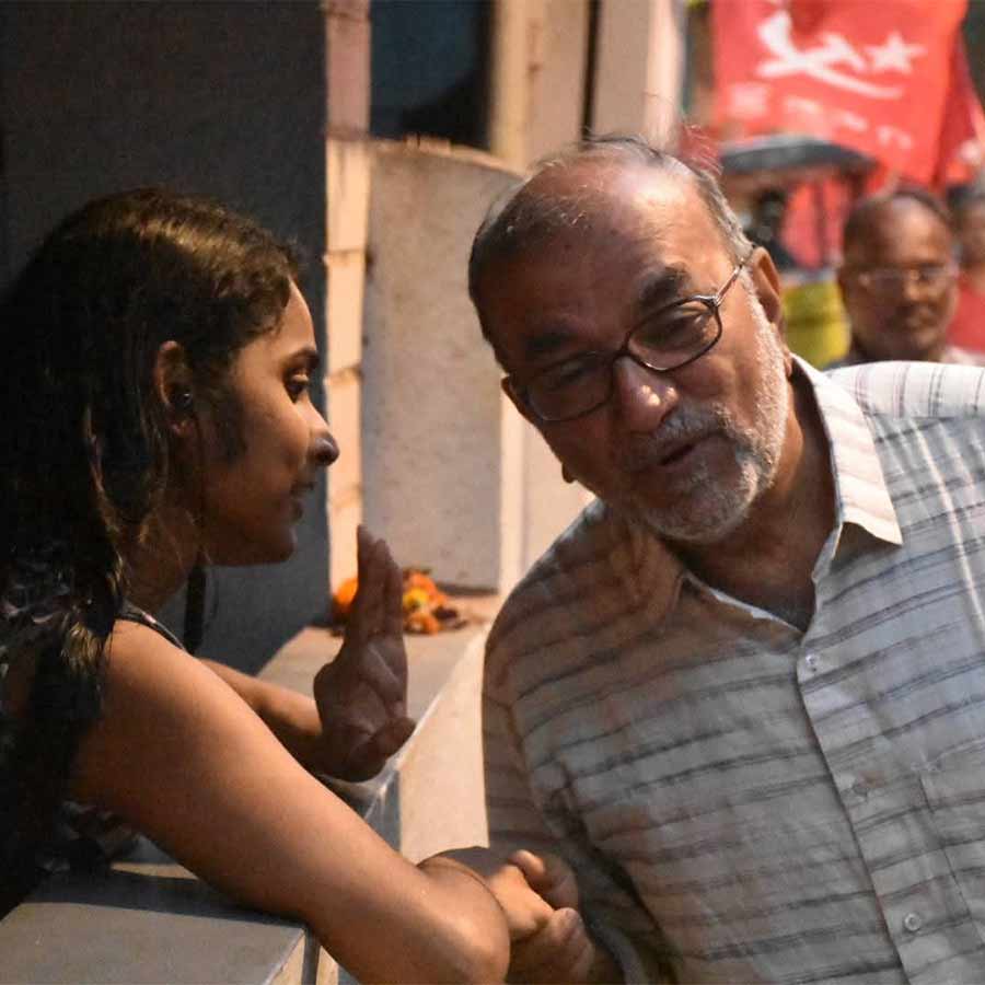 যাদবপুরে প্রচারের মাঝে সিপিএম প্রার্থী বিকাশ রঞ্জন ভট্টাচার্য।