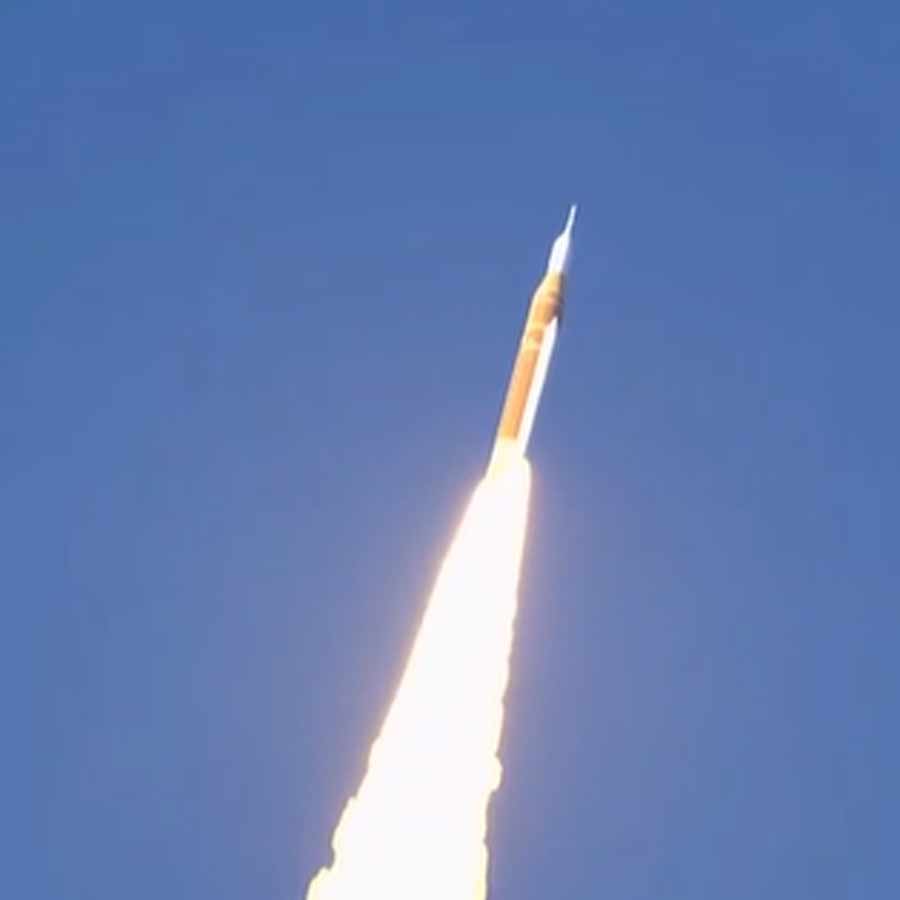 ফ্লরিডার কেনেডি মহাকাশ গবেষণা কেন্দ্র থেকে রওনা দিচ্ছে নাসার ওরিয়ন মহাকাশযান।