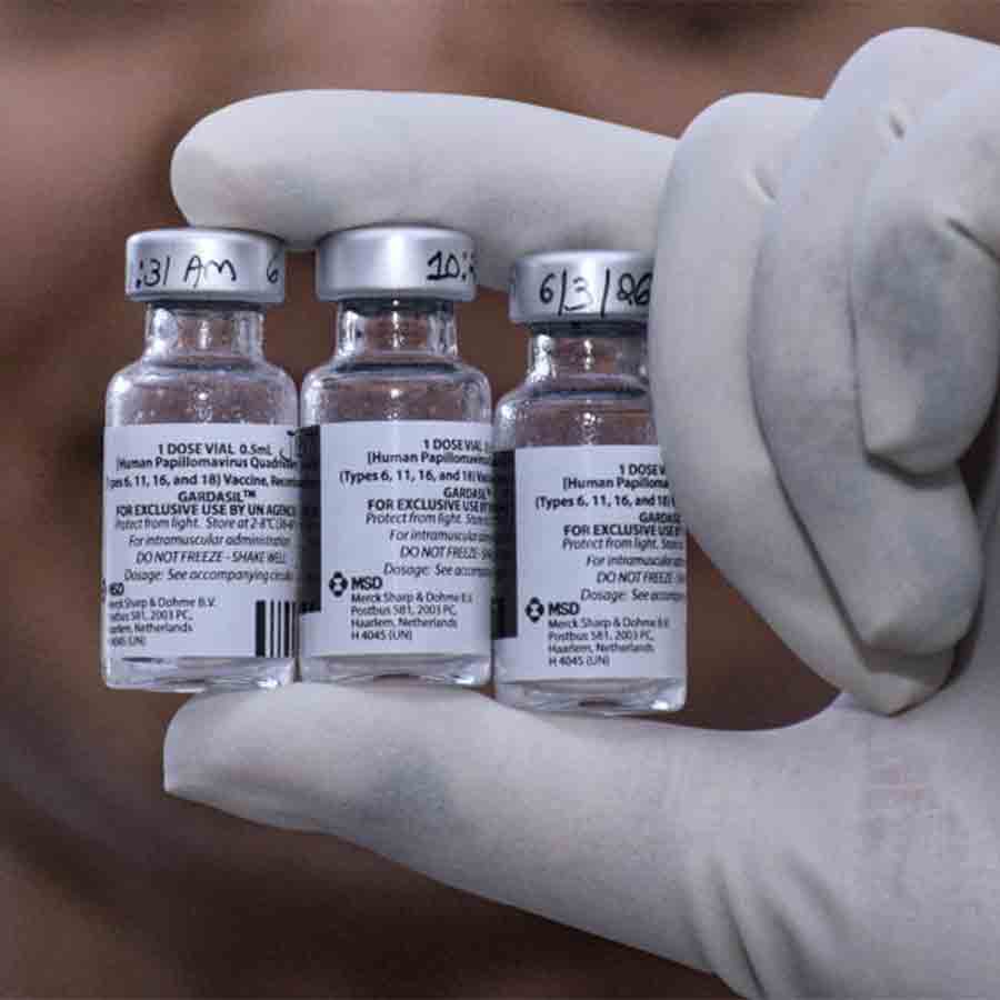 এইচপিভি ভ্যাকসিনের বোতল।