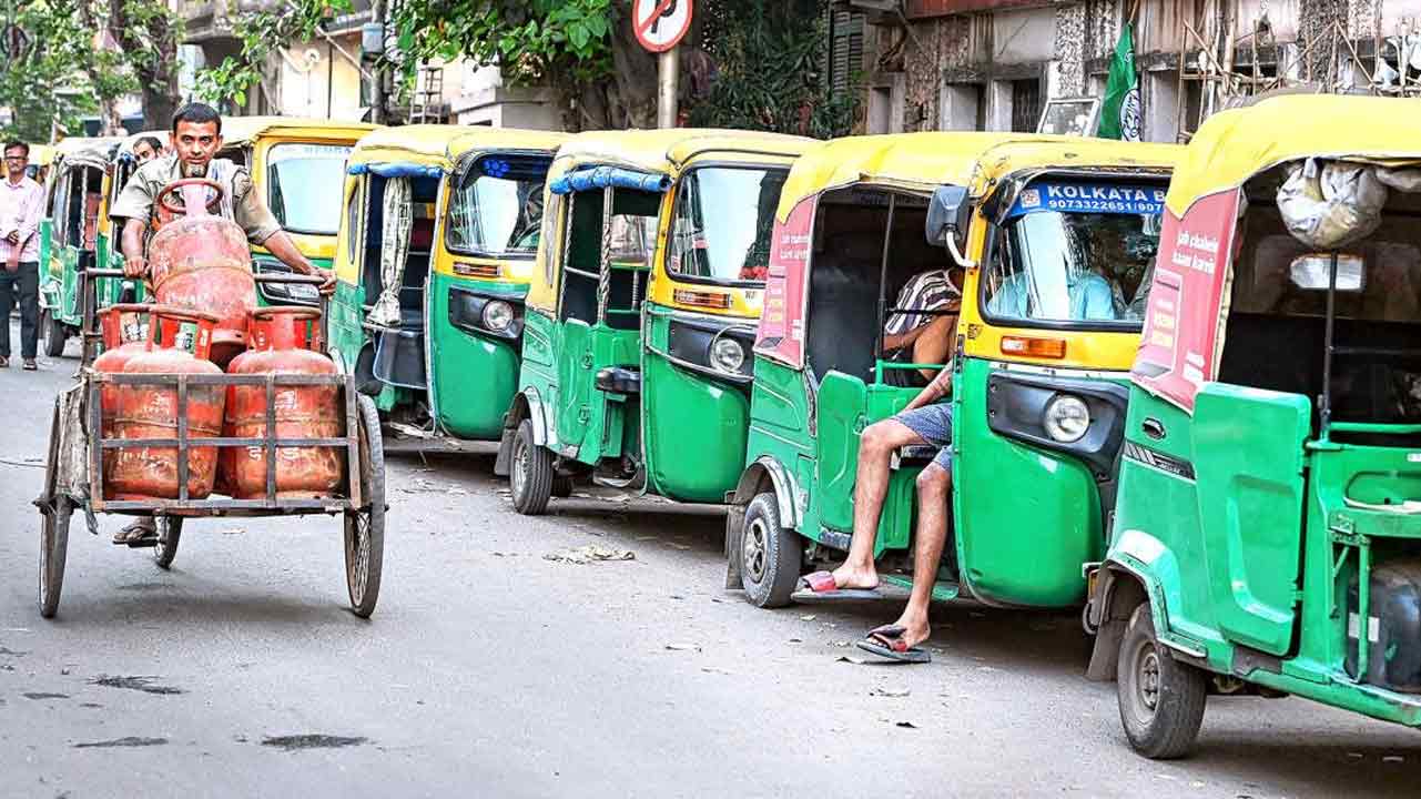 অপেক্ষা: পশ্চিম এশিয়ায় যুদ্ধ পরিস্থিতির জেরে টান পড়েছে জ্বালানিতে। অটোয় এলপিজি ভরাতে দীর্ঘ লাইনে অটোচালকেরা।